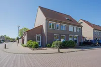 Van Frezinstraat 1, Horst