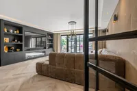 Fluweelmos 64, Houten