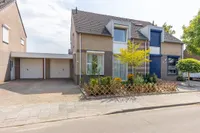 Hondsbroek 74, Born