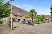 Troubadour 1, Rhoon