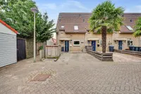 Troubadour 1, Rhoon