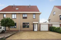Mienskar 6, Stiens