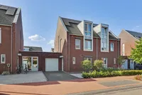 Dorperveldstraat 10, Velden